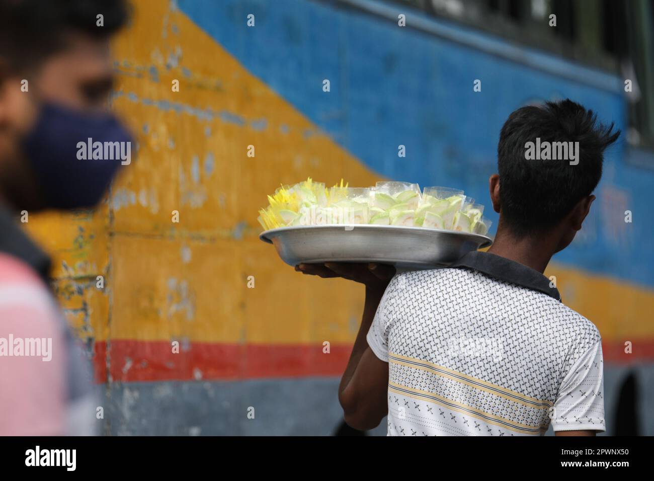 DHAKA, BANGLADESH - 1 MAGGIO: Un falco vende cibo di strada durante il caldo clima estivo a Dhaka, Bangladesh il 1 maggio 2023. Foto Stock
