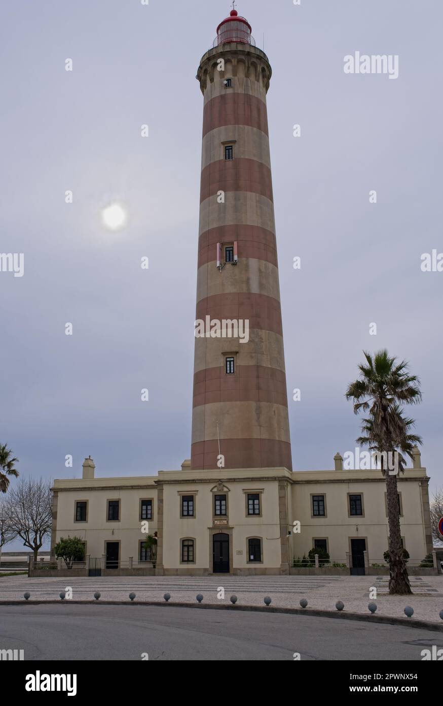 Gafanha da Nazare, Portogallo - 22 marzo 2023: Il Faro di barra (Farol de Aveiro) è un faro costiero situato sul lato occidentale di Gafanha da Naz Foto Stock