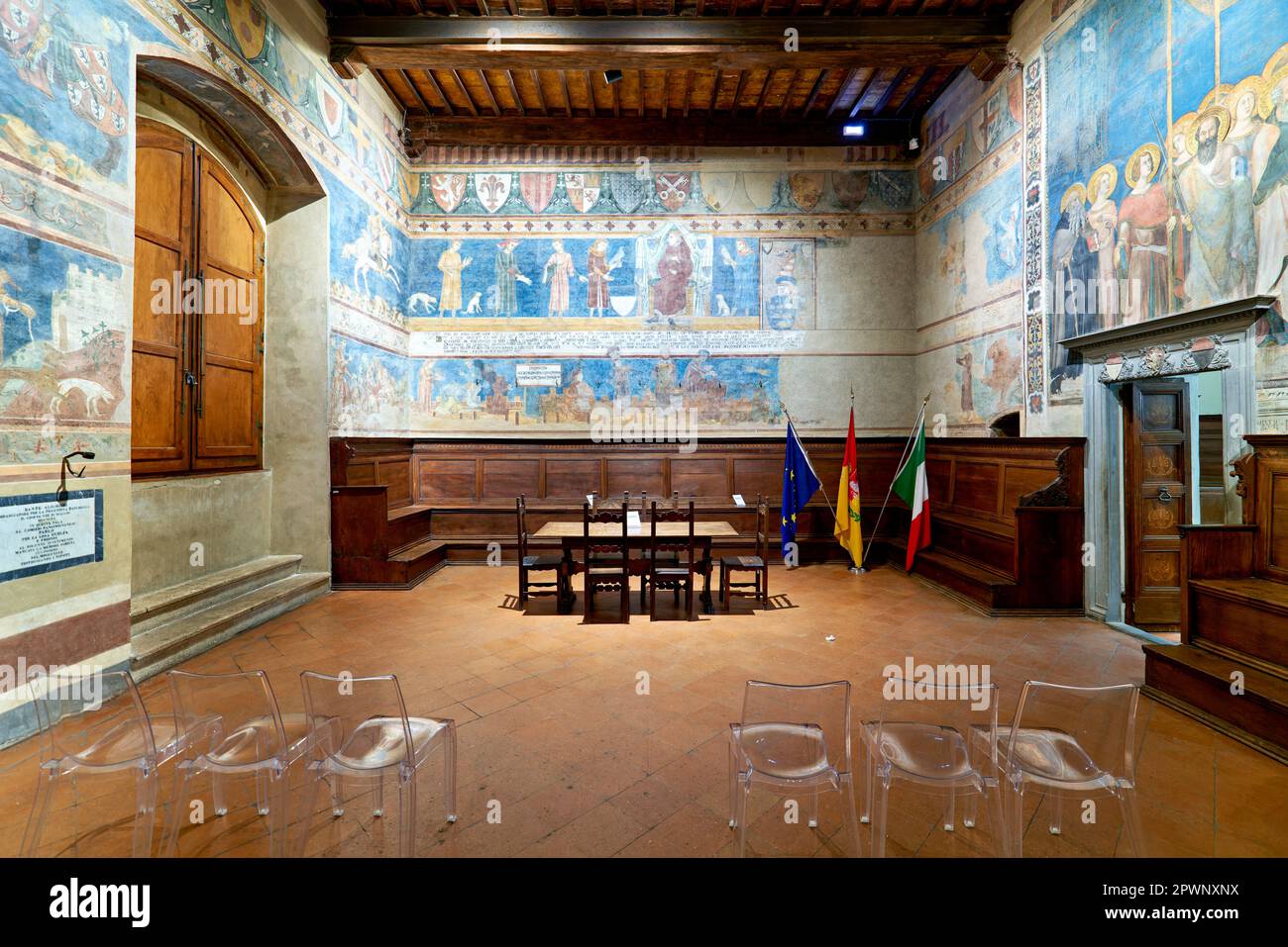 San Gimignano. Toscana. Italia. Frescowes nella sala del consiglio o Sala Dante nel Palazzo Comunale di Azzo di Masetto Foto Stock