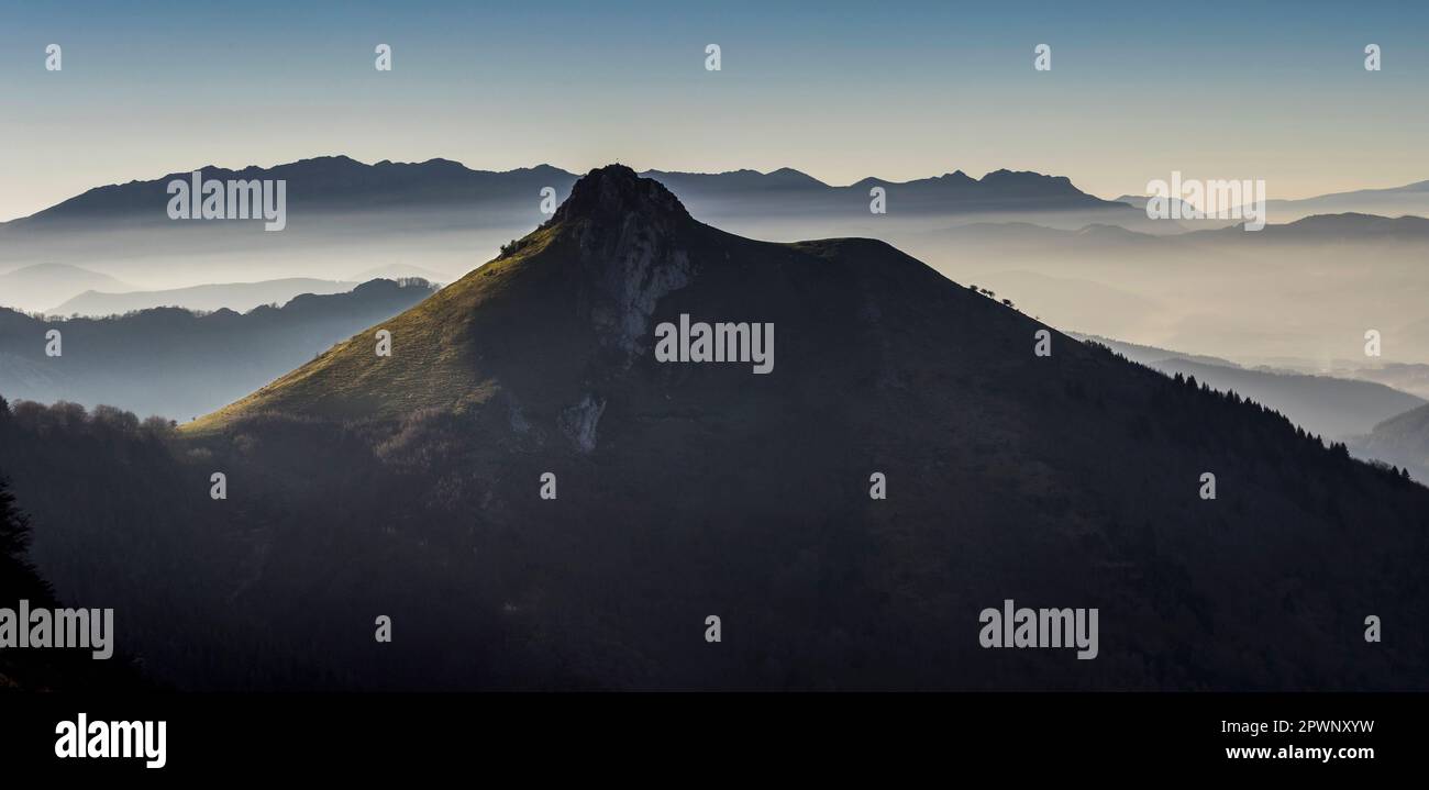 Vista panoramica del monte Ausa Gaztelu e della Sierra di Aralar da Txindoki Foto Stock