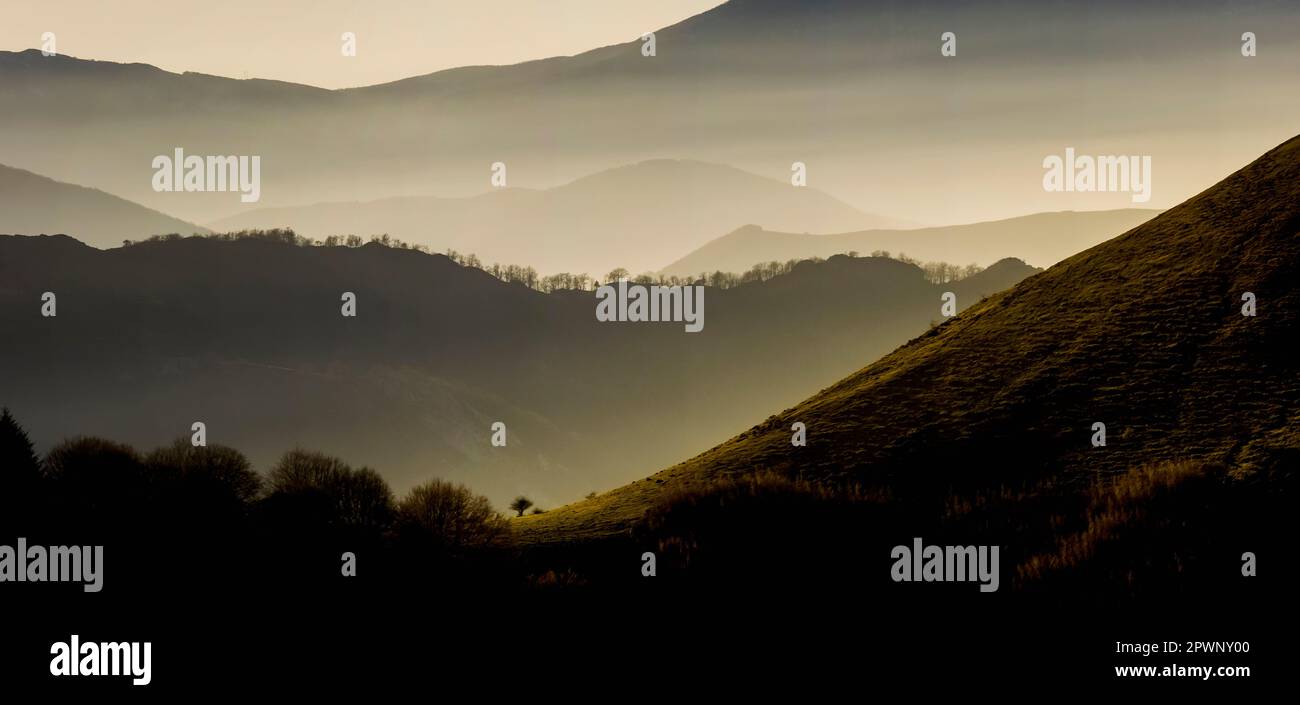 Vista panoramica del monte Ausa Gaztelu e della Sierra di Aralar da Txindoki Foto Stock