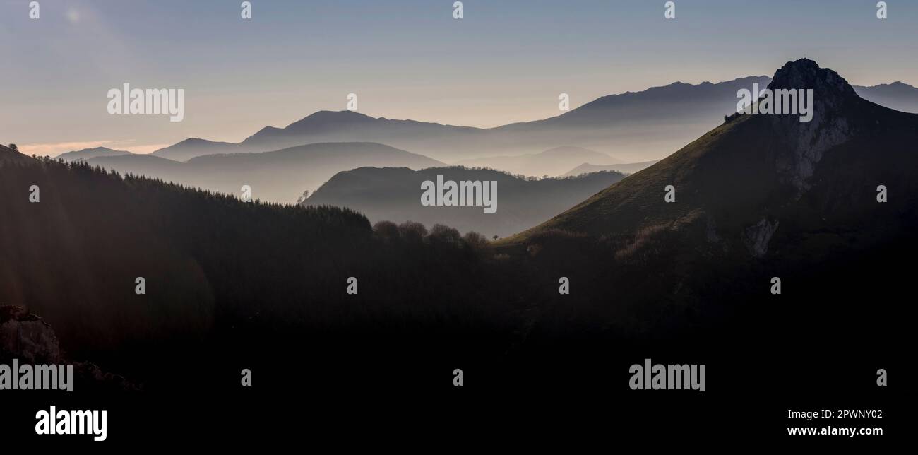Vista panoramica del monte Ausa Gaztelu e della Sierra di Aralar da Txindoki Foto Stock