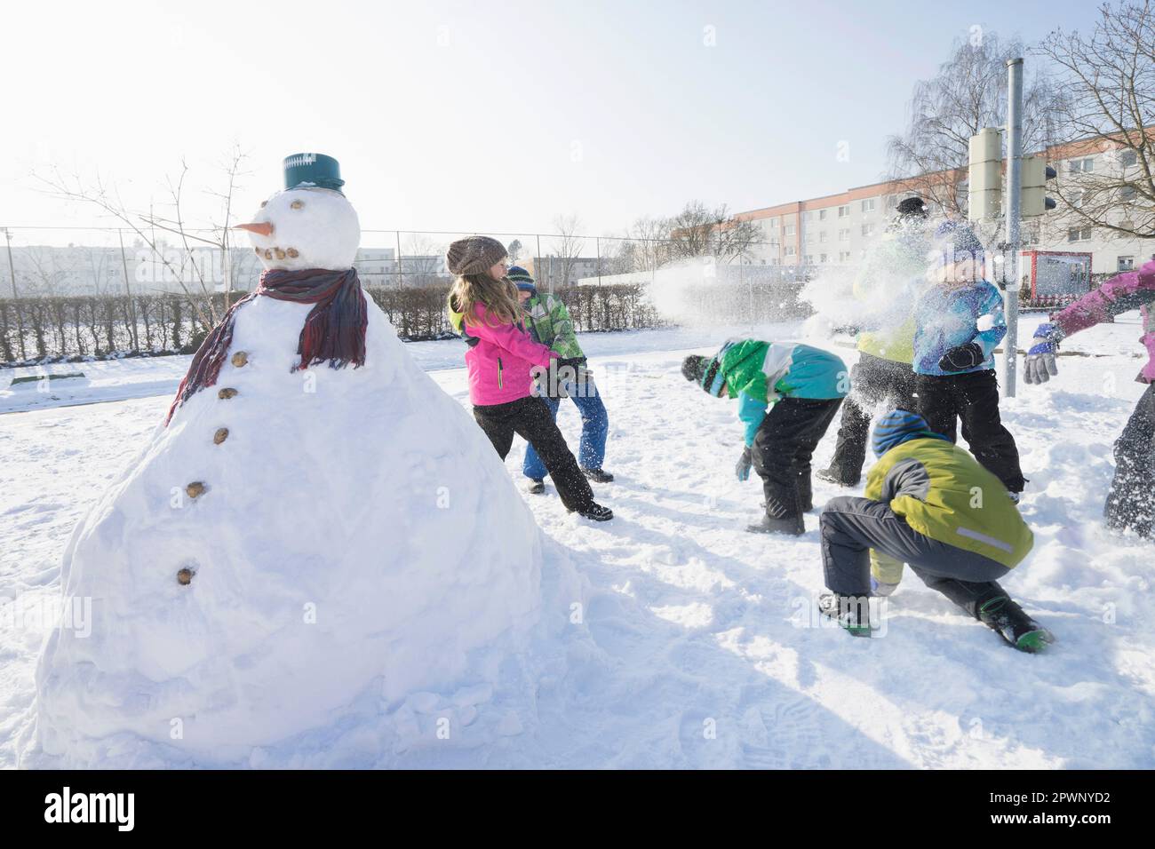 I bambini che hanno lotta contro la neve Foto Stock