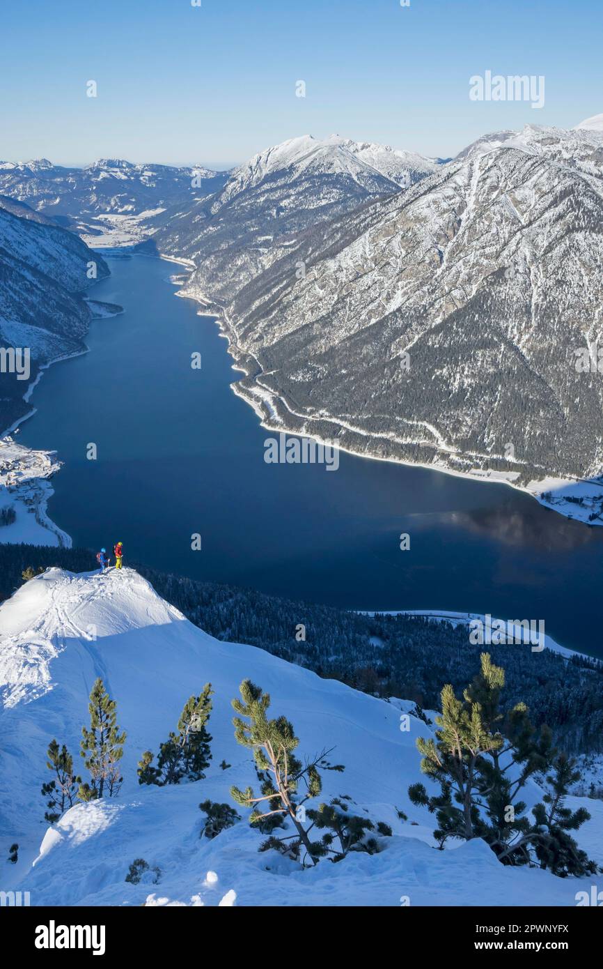 Vista panoramica sulle montagne innevate e sul lago Foto Stock