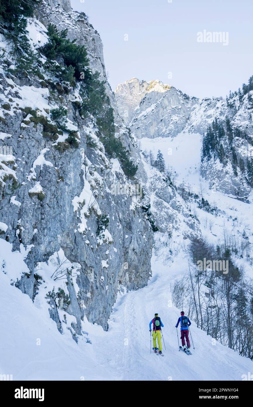 Vista posteriore degli uomini che sciano sulle piste da neve Foto Stock