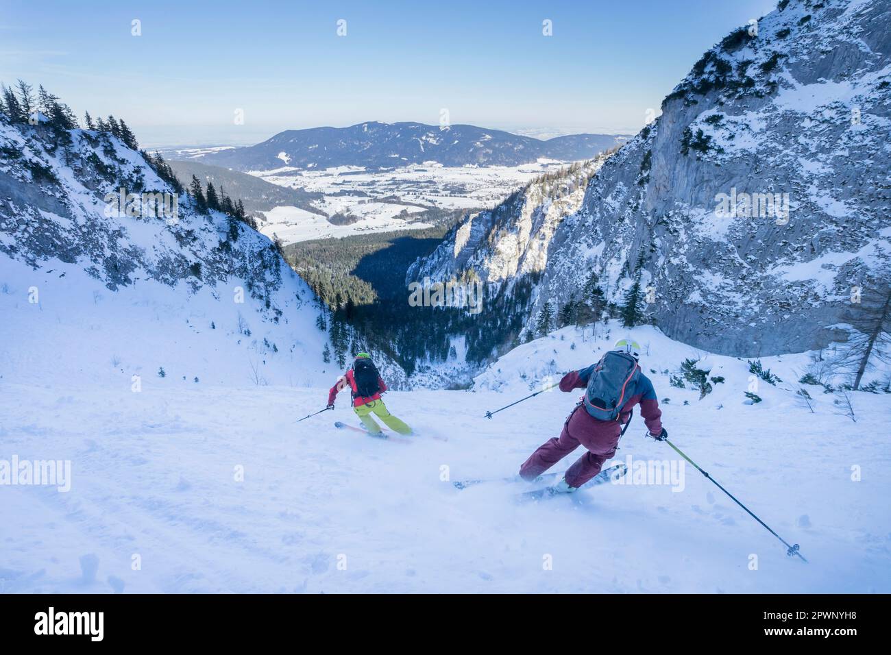Uomini sciando sul pendio di montagna Foto Stock
