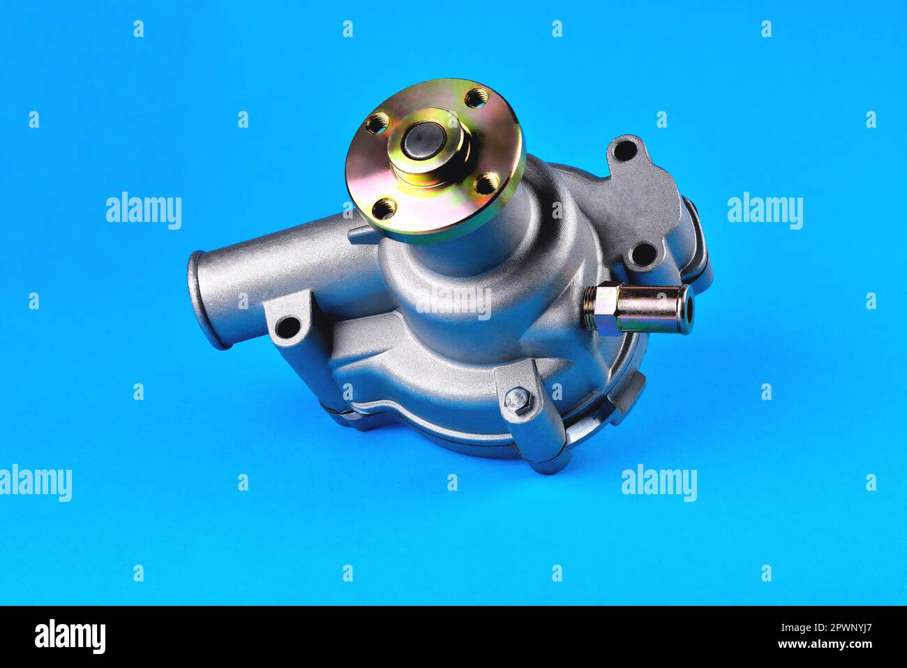 Pompa di raffreddamento del motore, pompa del liquido di raffreddamento del motore per camion, sfondo blu, primo piano, messa a fuoco selettiva Foto Stock