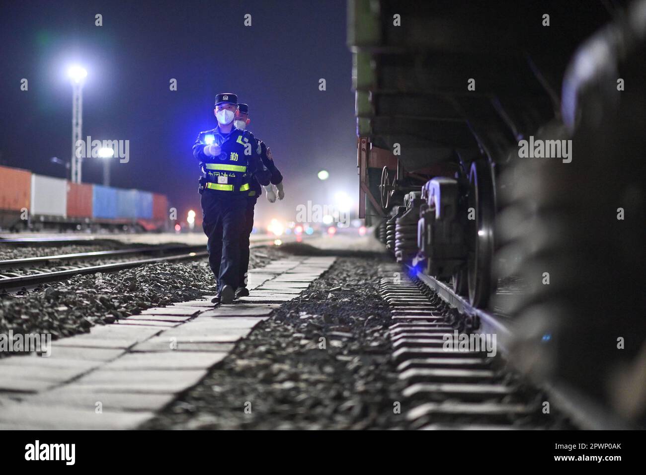 (230501) -- passo ALATAW, 1 maggio 2023 (Xinhua) -- Cui Hongwu (fronte) e i suoi colleghi sono a capo del sito di servizio presso il Passo di Alataw, nella regione autonoma Xinjiang Uygur della Cina nord-occidentale, il 4 aprile 2023. Il Passo Alataw è un importante porto terrestre al confine tra Cina e Kazakistan nella regione autonoma dello Xinjiang Uygur, nel nord-ovest della Cina. Chi Hongwu, un funzionario con la stazione di ispezione di frontiera al porto, lavora da oltre 10 anni. Qui ha incontrato la moglie Liu Xin, che è il suo collega e lavora come gestore di cani di polizia. Negli ultimi anni, il passo di Alataw ha visto un numero crescente e una frequenza accelerante di i. Foto Stock