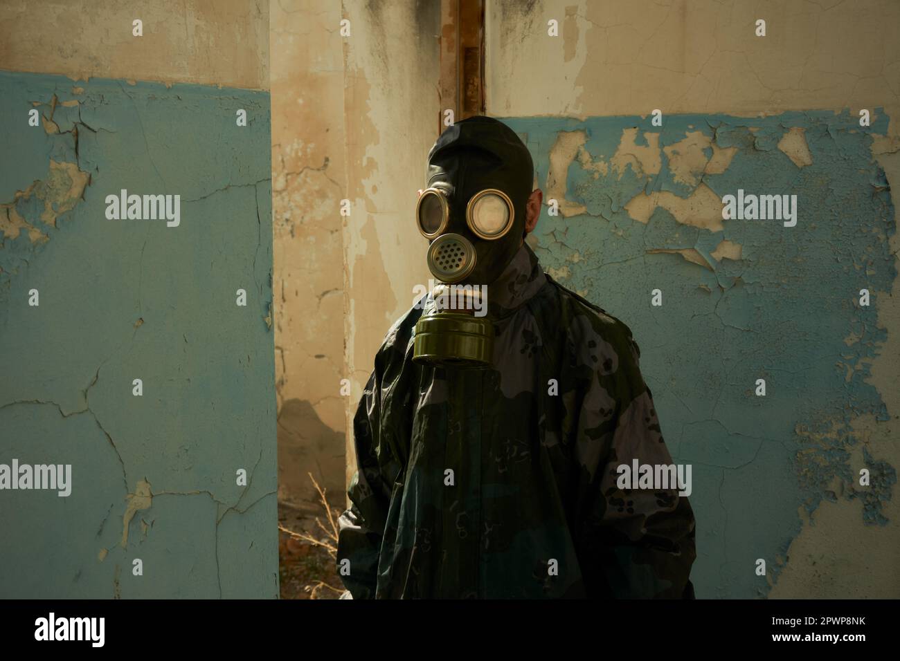 Uomo in una maschera a gas Foto Stock