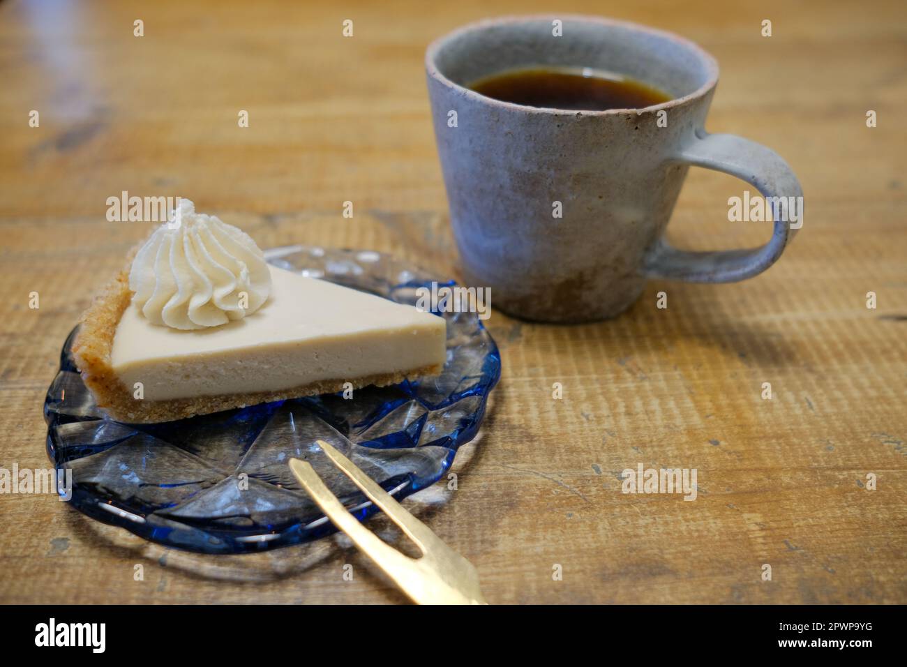 Caffè Pourover con Tart di formaggio Foto Stock