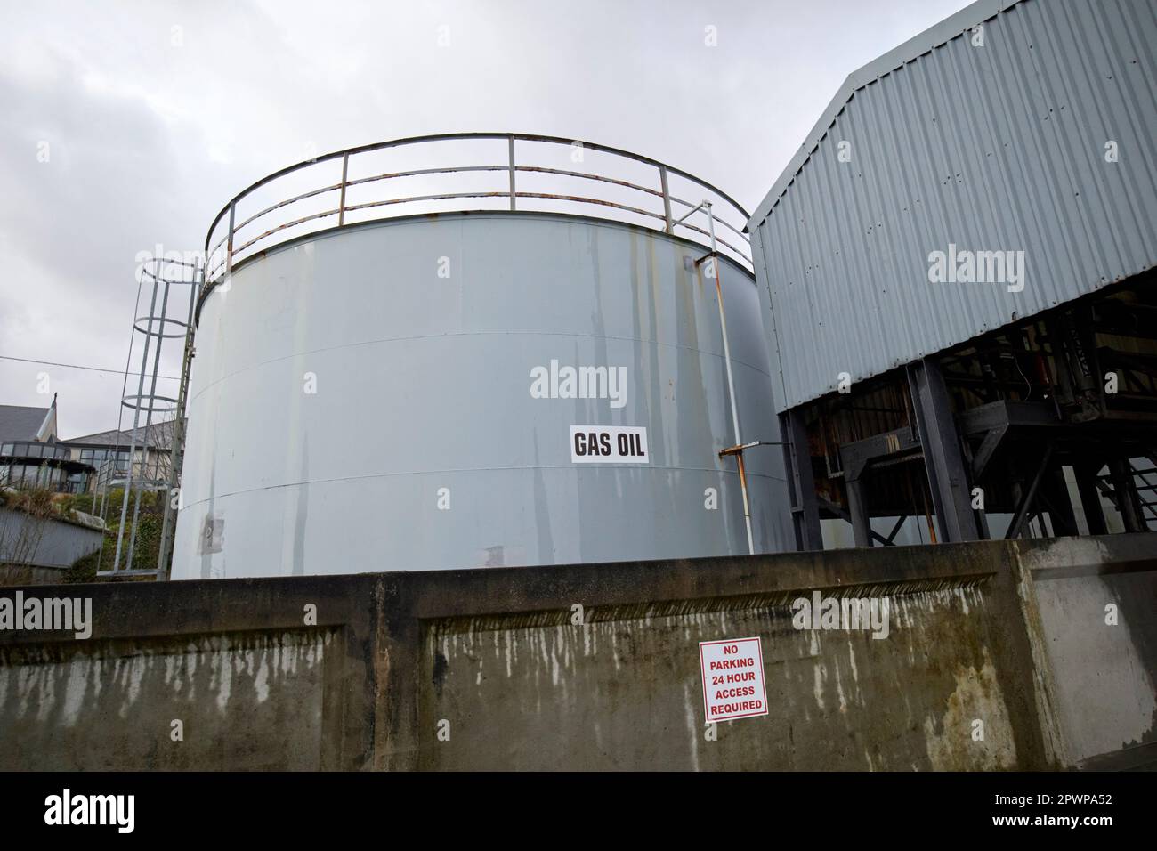 donegal compagnia petrolifera gas serbatoio di stoccaggio killybegs porto contea donegal repubblica d'irlanda Foto Stock