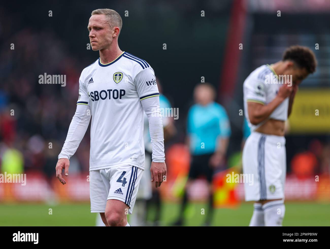 Adam Forshaw di Leeds United sembra sconsolato dopo il fischio finale della partita della Premier League al Vitality Stadium, Bournemouth. Data immagine: Domenica 30 aprile 2023. Foto Stock