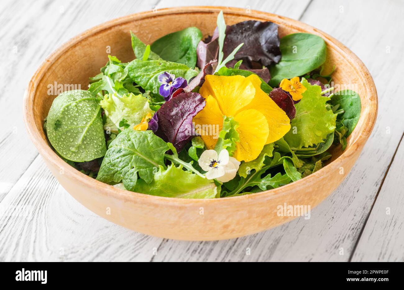 Ciotola di insalata verde fresca con fiori Foto stock - Alamy
