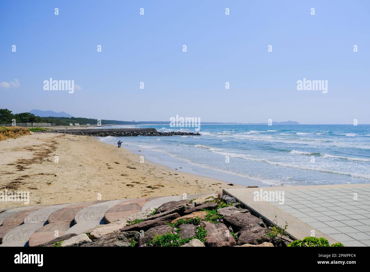 Coppia camminando lungo la spiaggia a Fukuma Seaside Park, Fukuoka, Giappone. Foto Stock