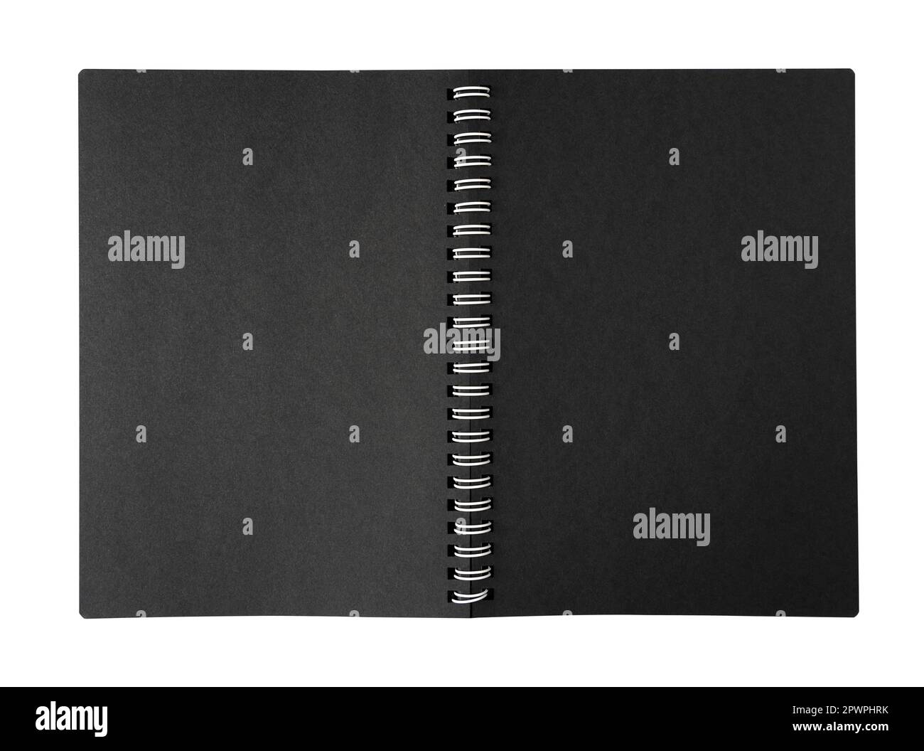 vista dall'alto primo piano di un notebook aperto con spirale metallica e pagine bianche nere isolate sul bianco Foto Stock