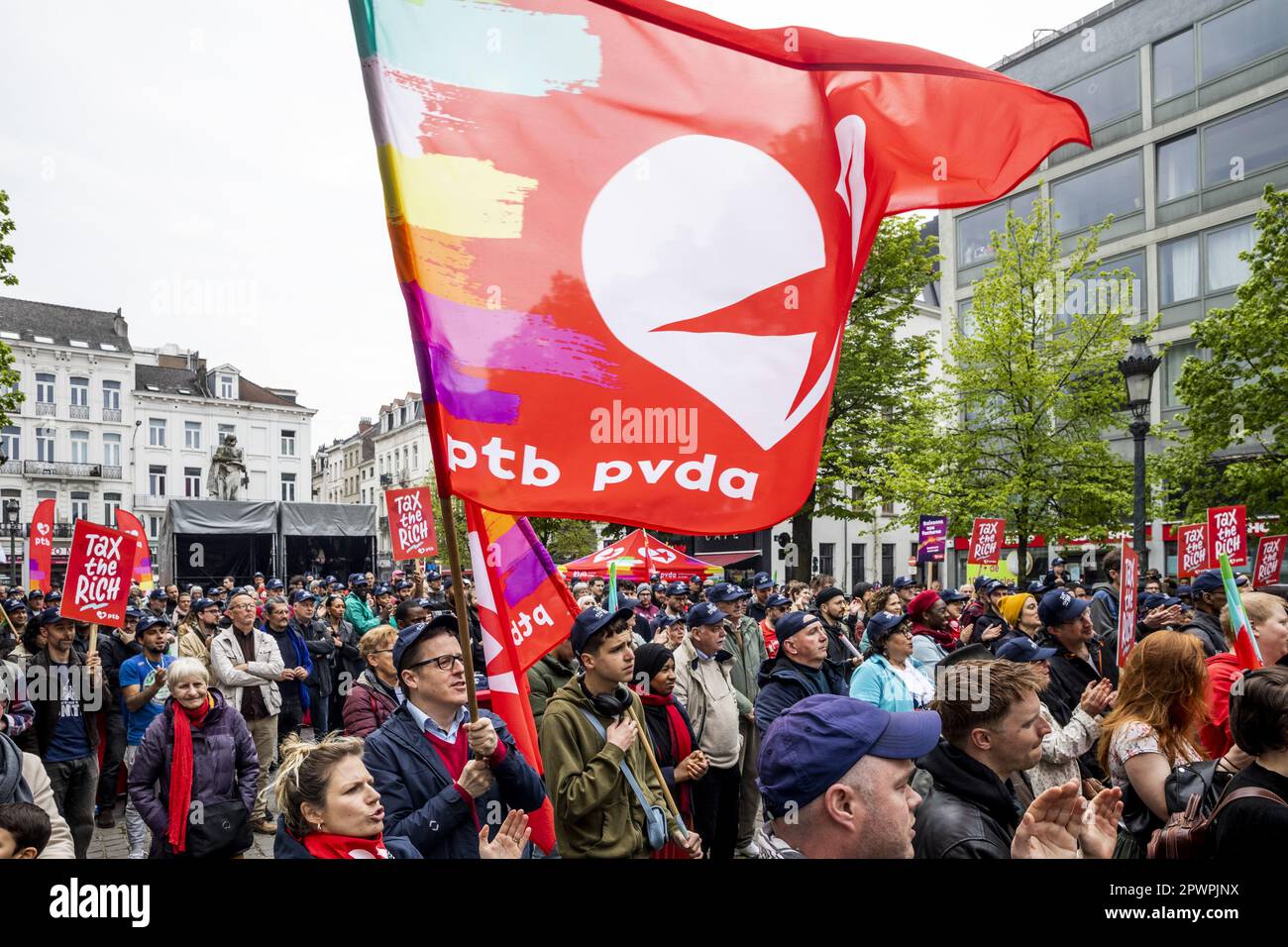 Bruxelles, Belgio. 01st maggio, 2023. Azione "tassare i ricchi!" Del partito di estrema sinistra PVDA - PTB a Bruxelles, il primo maggio, la Giornata del lavoro, la Giornata internazionale dei lavoratori, lunedì 01 maggio 2023. BELGA PHOTO HATIM KAGHAT Credit: Belga News Agency/Alamy Live News Foto Stock