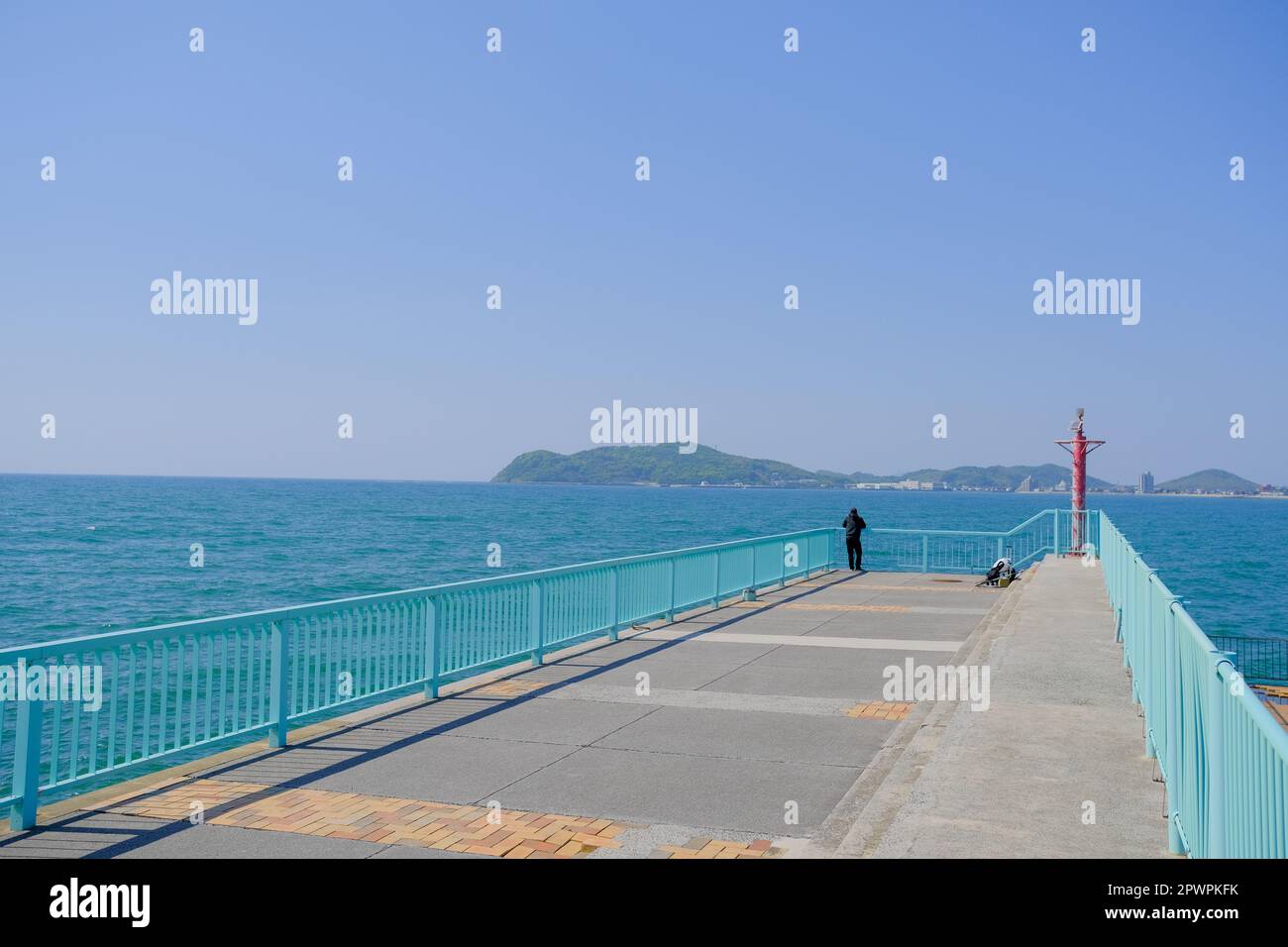 Fisherman sul Jetty a Fukuma, Fukuoka, Giappone. Foto Stock