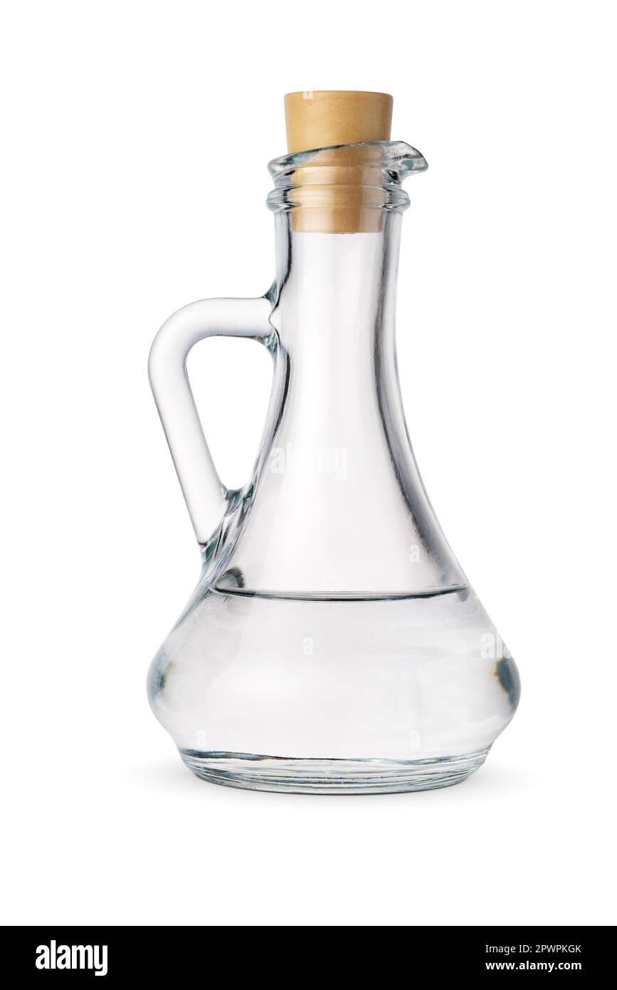 Vaso di vetro con acqua o aceto isolato su sfondo bianco. Foto Stock