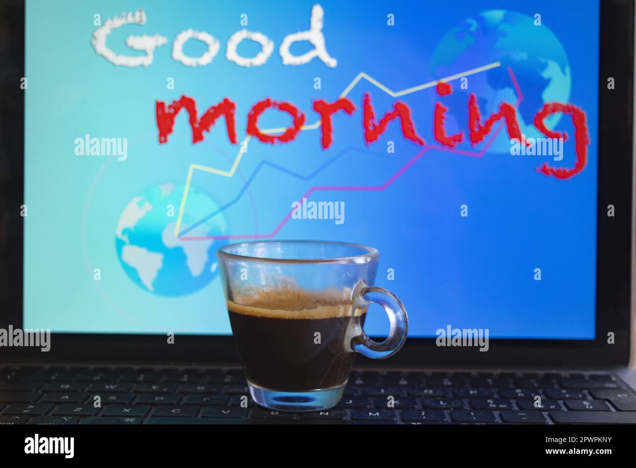 concetto di risveglio e buon desiderio del mattino con una tazza di caffè Foto Stock
