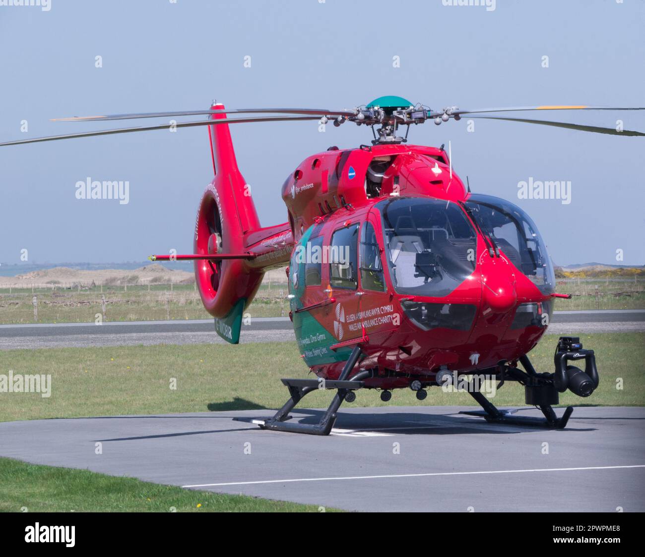 Welsh Air Ambulance con sede a Caernarfon Airport Gwynedd North Wales UK benefico servizio di ambulanza aerea che fornisce gratuitamente salvataggio emergenza elicottero Foto Stock