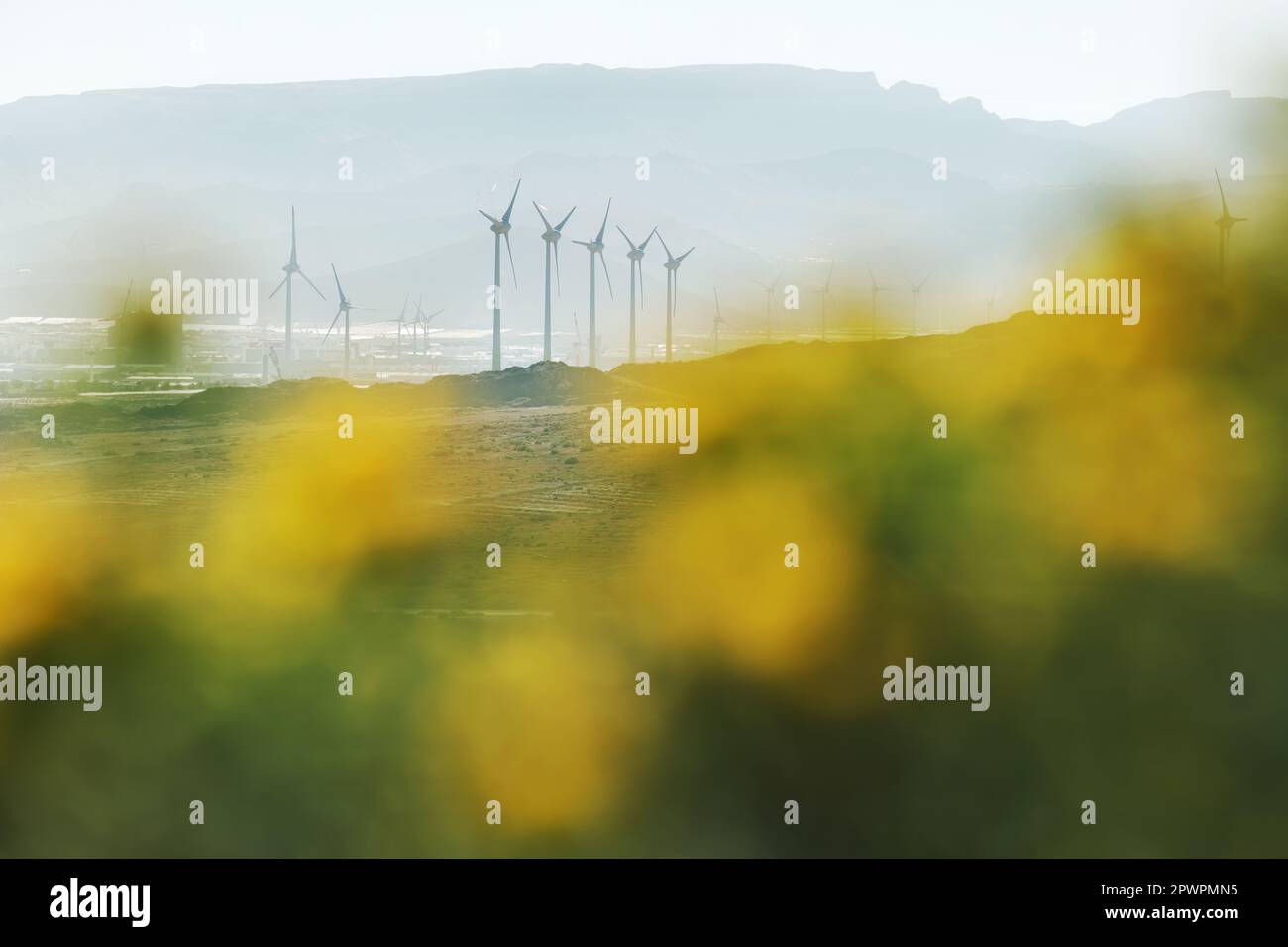 Turbine eoliche di fronte alla siluhette di montagna (località: Arinaga, Gran Canaria, Spagna) Foto Stock