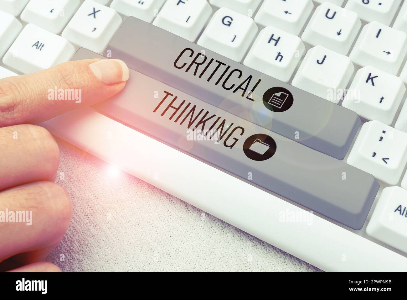 Didascalia di testo che presenta il pensiero critico, la sequenza di concetti aziendali delle fasi di un progetto che richiede più tempo Foto Stock