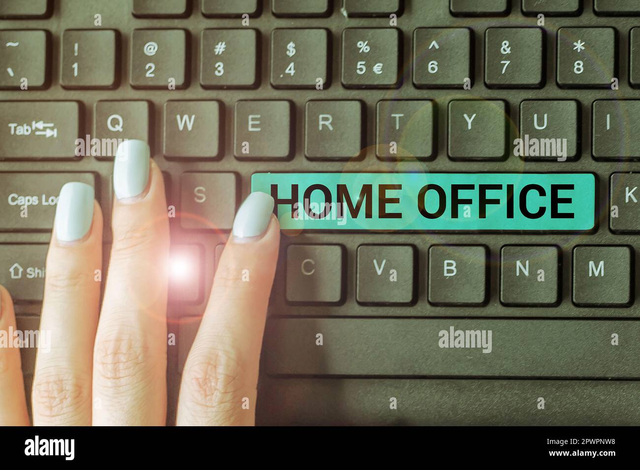 Scrittura con testo Home Office, Word scritto nello spazio designato nella residenza di una persona per affari ufficiali Foto Stock