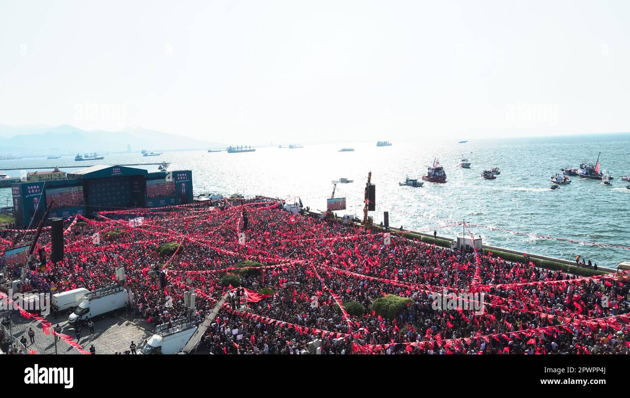 Smirne, Turchia. 30th Apr, 2023. La Nation Alliance ha tenuto un raduno in Piazza Gundogdu a Izmir. Il candidato alla presidenza e presidente del CHP Kemal Kılıcdaroglu, il presidente del partito IYI, Meral Aksener, il presidente del partito DEVA Ali Babacan, il presidente del partito Felicity Temel Karamollaoglu, il futuro presidente del partito Ahmet Davutoglu, il presidente del partito democratico Guttekin Uysal e il sindaco del comune metropolitano di Ankara Mansur Yavas ed Ekrem Imamoglu, sindaco del comune metropolitano di Istanbul, ha fatto un discorso al rally. Le elezioni presidenziali e parlamentari si terranno il 14 maggio in Turchia. Credit: İdil Toffolo/Alamy Live N Foto Stock