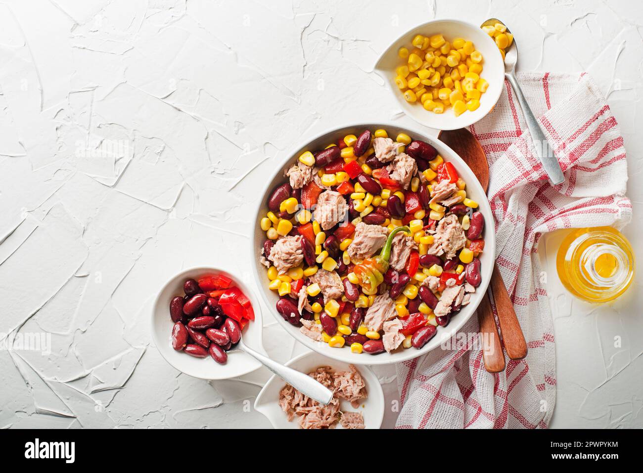 Insalata di tonno sana con mais, peperoni e fagioli su sfondo bianco. Insalata di mais messicana. Foto Stock