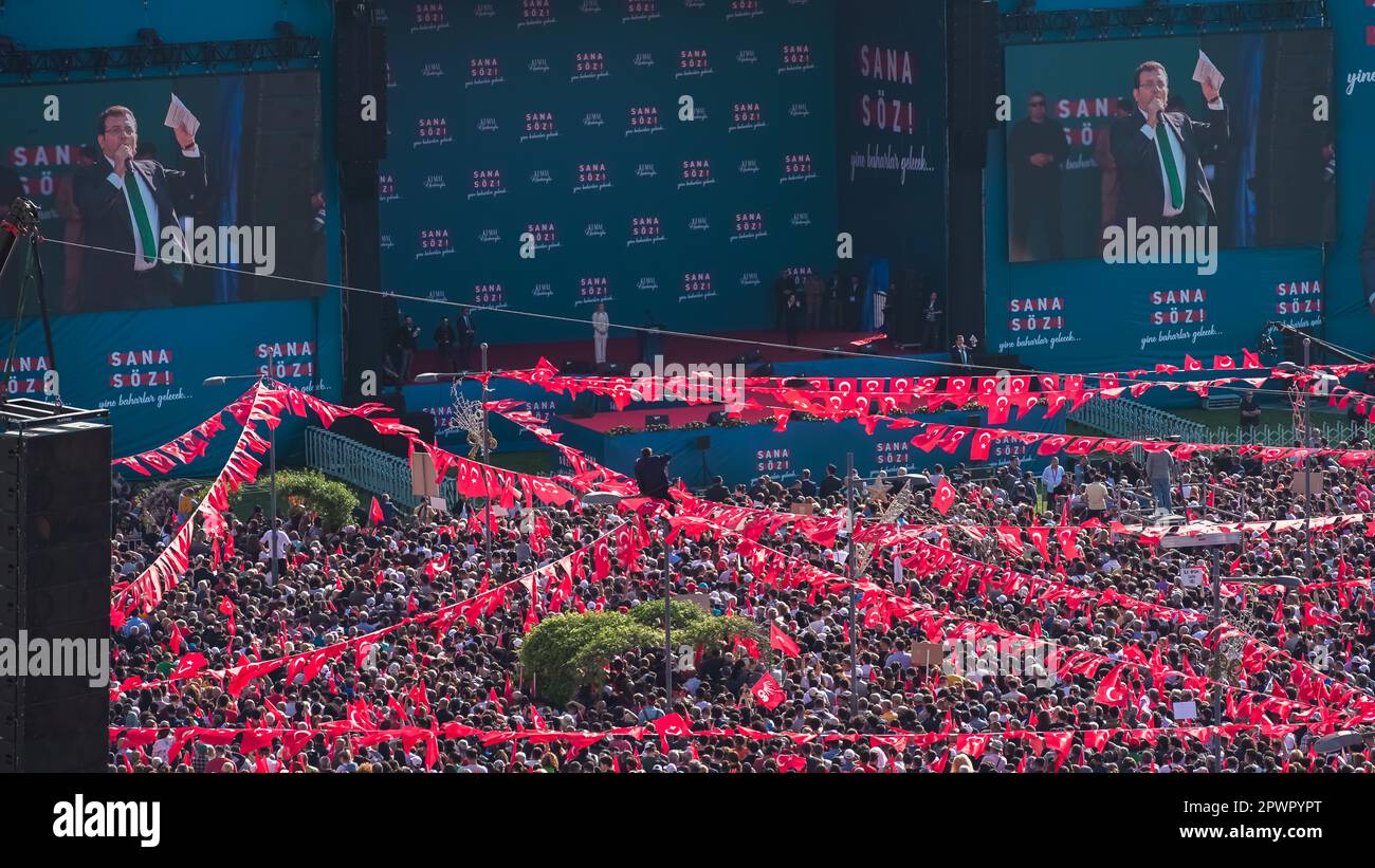 Smirne, Turchia. 30th Apr, 2023. La Nation Alliance ha tenuto un raduno in Piazza Gundogdu a Izmir. Il candidato alla presidenza e presidente del CHP Kemal Kılıcdaroglu, il presidente del partito IYI, Meral Aksener, il presidente del partito DEVA Ali Babacan, il presidente del partito Felicity Temel Karamollaoglu, il futuro presidente del partito Ahmet Davutoglu, il presidente del partito democratico Guttekin Uysal e il sindaco del comune metropolitano di Ankara Mansur Yavas ed Ekrem Imamoglu, sindaco del comune metropolitano di Istanbul, ha fatto un discorso al rally. Le elezioni presidenziali e parlamentari si terranno il 14 maggio in Turchia. Credit: İdil Toffolo/Alamy Live N Foto Stock