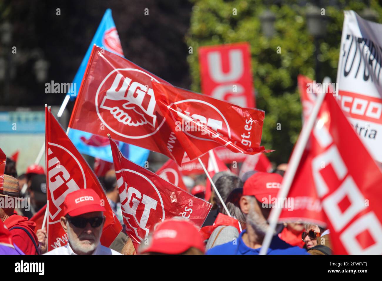 Oviedo, Spagna, 1st maggio 2023: Bandiere di uno dei sindacati che hanno chiesto la manifestazione durante la manifestazione del 1 maggio 2023, aumentare i salari, abbassare i prezzi, distribuire le prestazioni, Il 01 maggio 2023, a Oviedo, Spagna. Credit: Alberto Brevers / Alamy Live News. Foto Stock