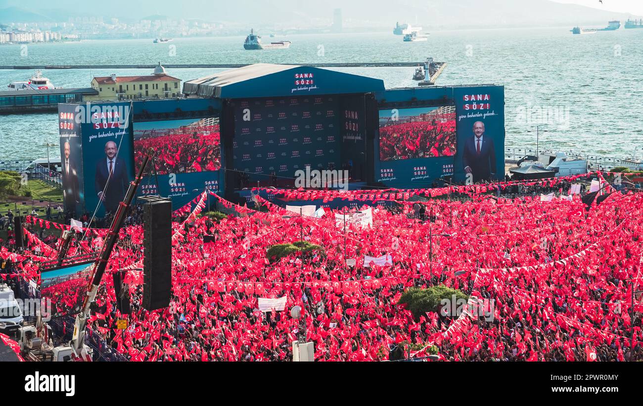 Smirne, Turchia. 30th Apr, 2023. La Nation Alliance ha tenuto un raduno in Piazza Gundogdu a Izmir. Il candidato alla presidenza e presidente del CHP Kemal Kılıcdaroglu, il presidente del partito IYI, Meral Aksener, il presidente del partito DEVA Ali Babacan, il presidente del partito Felicity Temel Karamollaoglu, il futuro presidente del partito Ahmet Davutoglu, il presidente del partito democratico Guttekin Uysal e il sindaco del comune metropolitano di Ankara Mansur Yavas ed Ekrem Imamoglu, sindaco del comune metropolitano di Istanbul, ha fatto un discorso al rally. Le elezioni presidenziali e parlamentari si terranno il 14 maggio in Turchia. Credit: İdil Toffolo/Alamy Live N Foto Stock