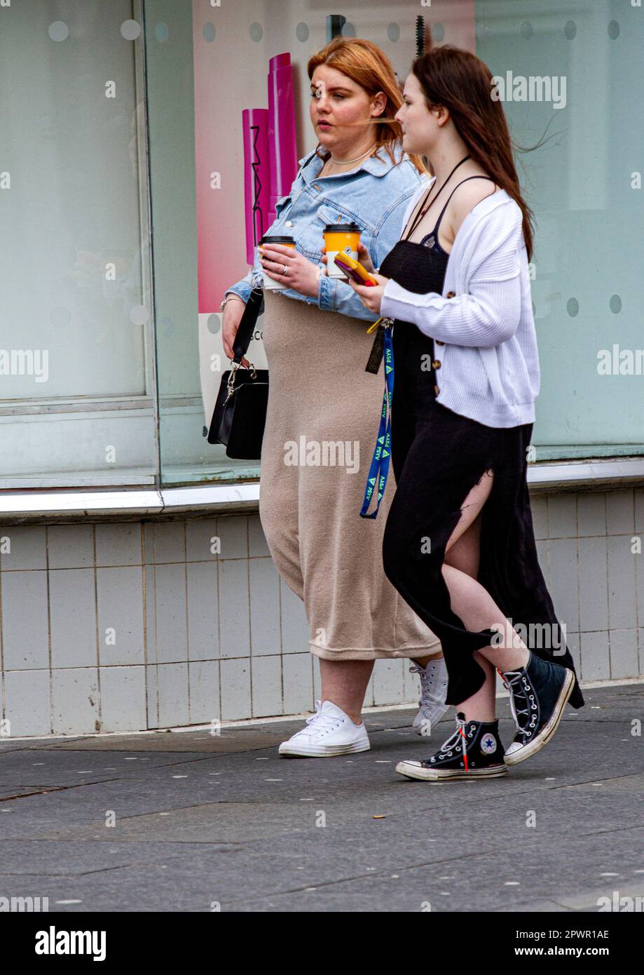 Dundee, Tayside, Scozia, Regno Unito. 1st maggio, 2023. UK Weather: Il nord-est della Scozia ha vissuto un piacevole e breezy Bank Holiday Lunedi. La festa della banca all'inizio di maggio ha visto alcune donne alla moda approfittare del tempo primaverile per trascorrere la mattina fuori nel centro della città di Dundee, andando circa la loro vita quotidiana mentre hanno un buon tempo di shopping. Credit: Dundee Photographics/Alamy Live News Foto Stock