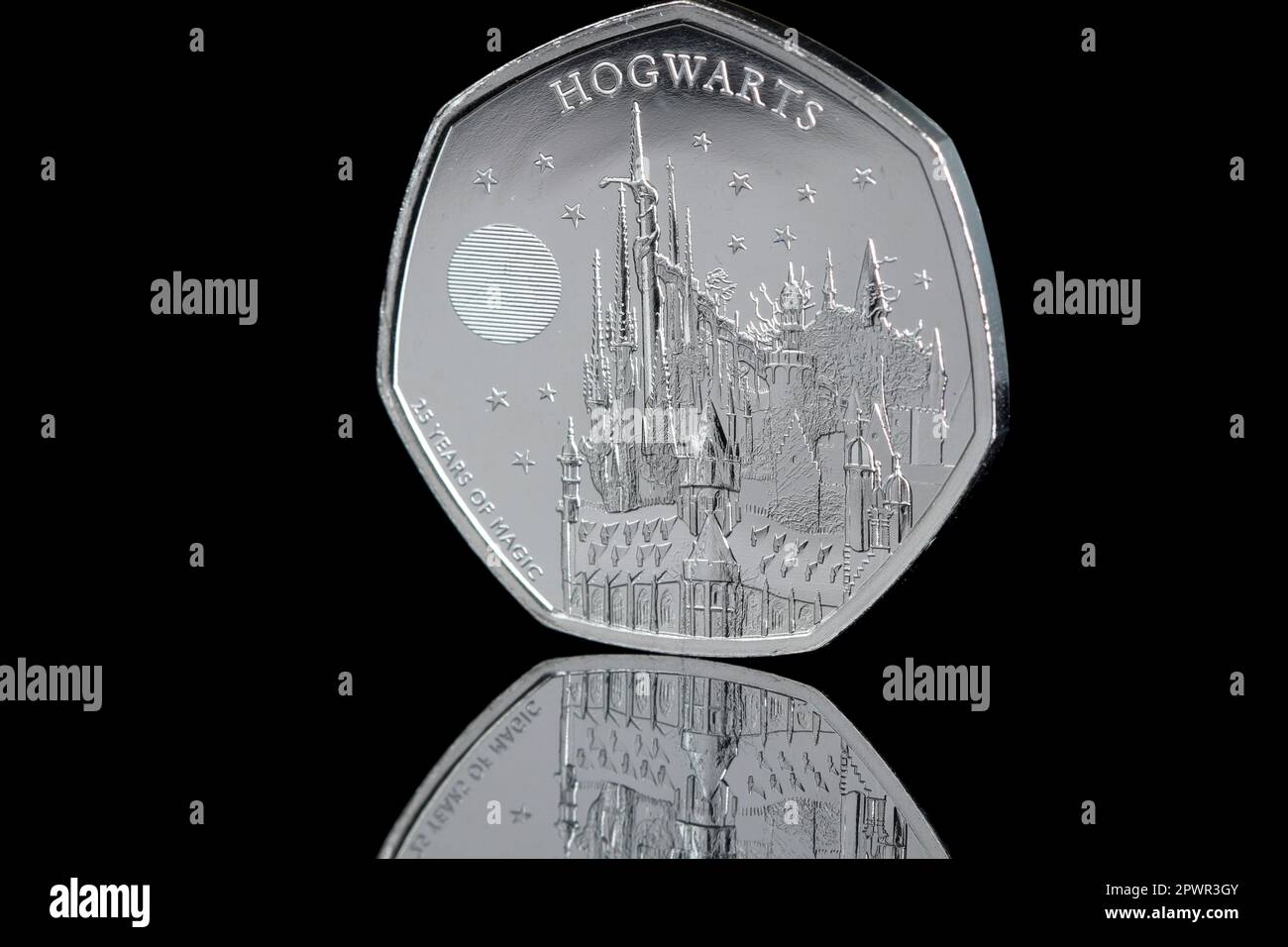 La moneta di Harry Potter 50p del 4th che caratterizza la scuola di Hogwarts di Witchcraft & Wizardy sul retro & il ritratto del re Carlo III sull'obverse Foto Stock