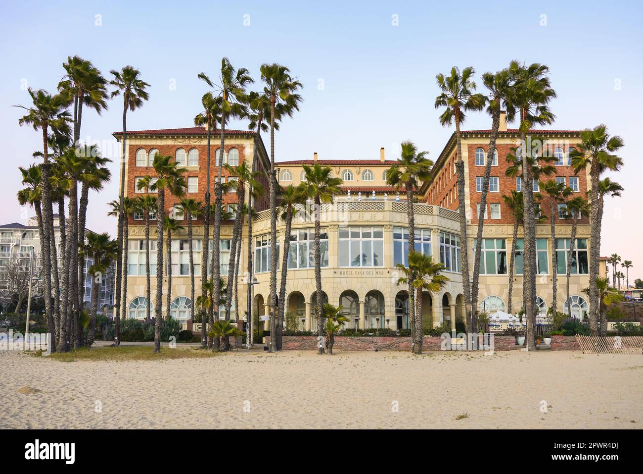 SANTA MONICA, LOS ANGELES, CALIFORNIA, Stati Uniti d'America - 17 APRILE 2023: Hotel Casa del Mar a Santa Monica, Stati Uniti d'America. Storico hotel di lusso situato sulla spiaggia. Foto Stock