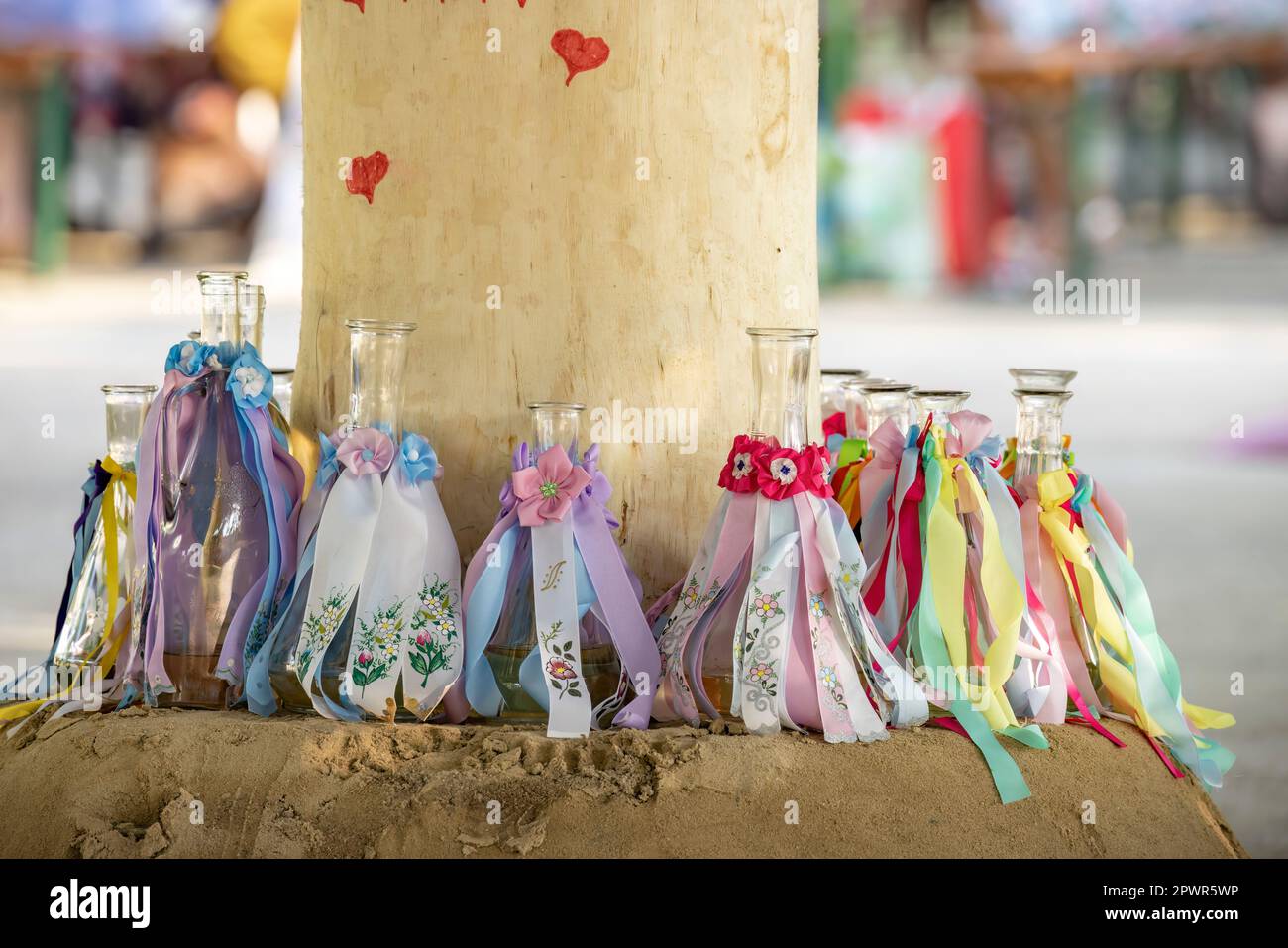 Particolare di decorazione popolare su bottiglie di vino, Rakvice, Moravia Meridionale, Repubblica Ceca Foto Stock