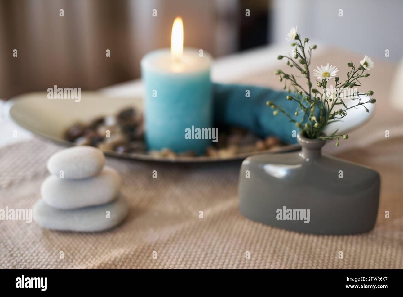 Terapia a lume di candela. Ancora vita di candele e oli aromatherapy. Foto Stock