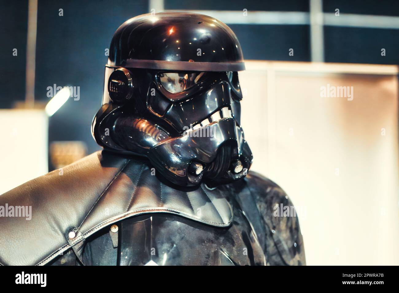 29 ottobre 2022 - Ta'Qali, Malta: Uno stormtrooper ombra della serie di film di Star Wars che indossa armatura nera e maschera in un convito di fantascienza Foto Stock