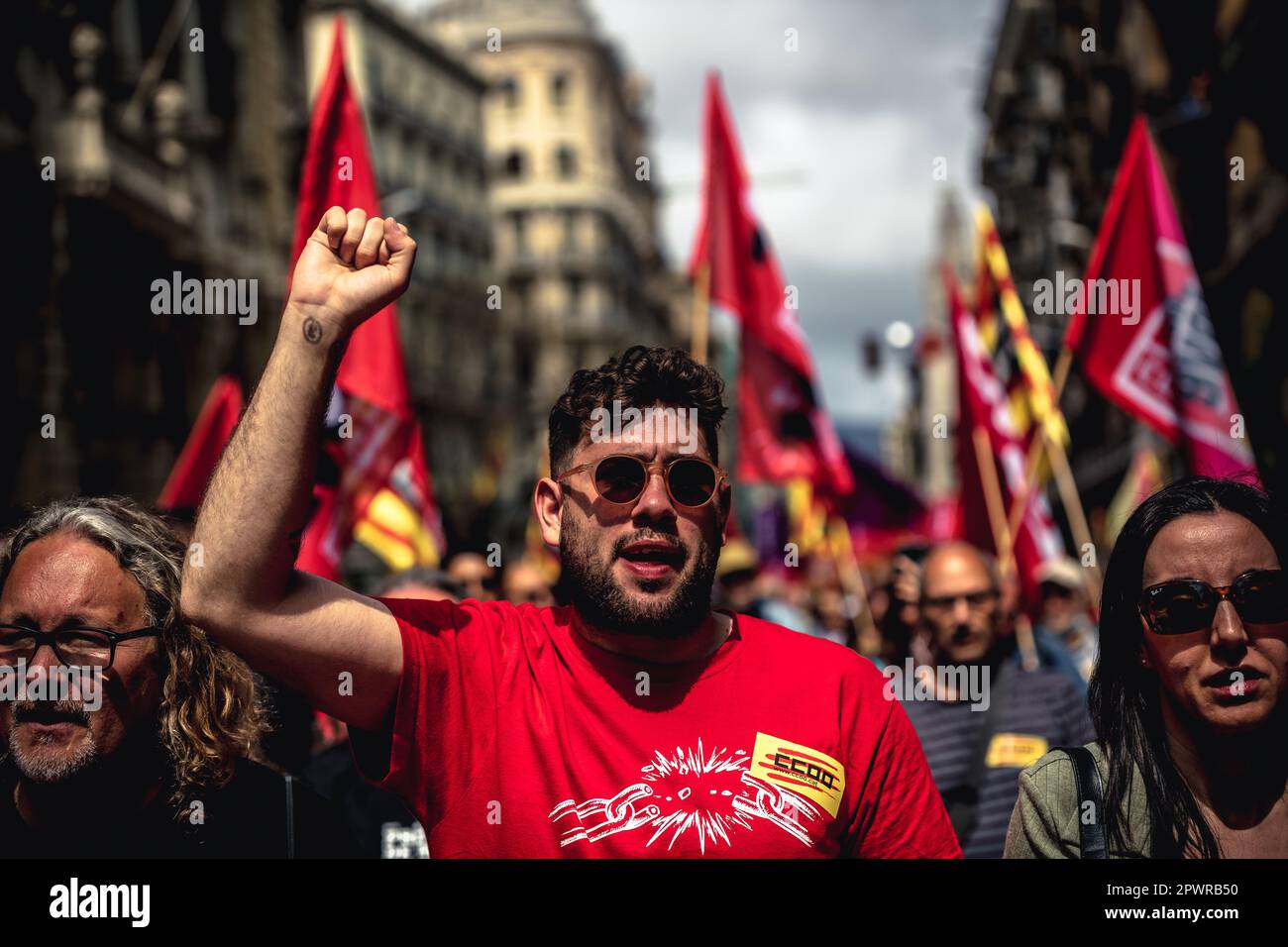 Barcellona, Spagna. 1st maggio, 2023. Un dimostratore grida slogan come durante una manifestazione organizzata dai maggiori sindacati CC.OO e UGT a Labor Day sotto il motto "non giocare con il cibo". Credit: Matthias Oesterle/Alamy Live News Foto Stock