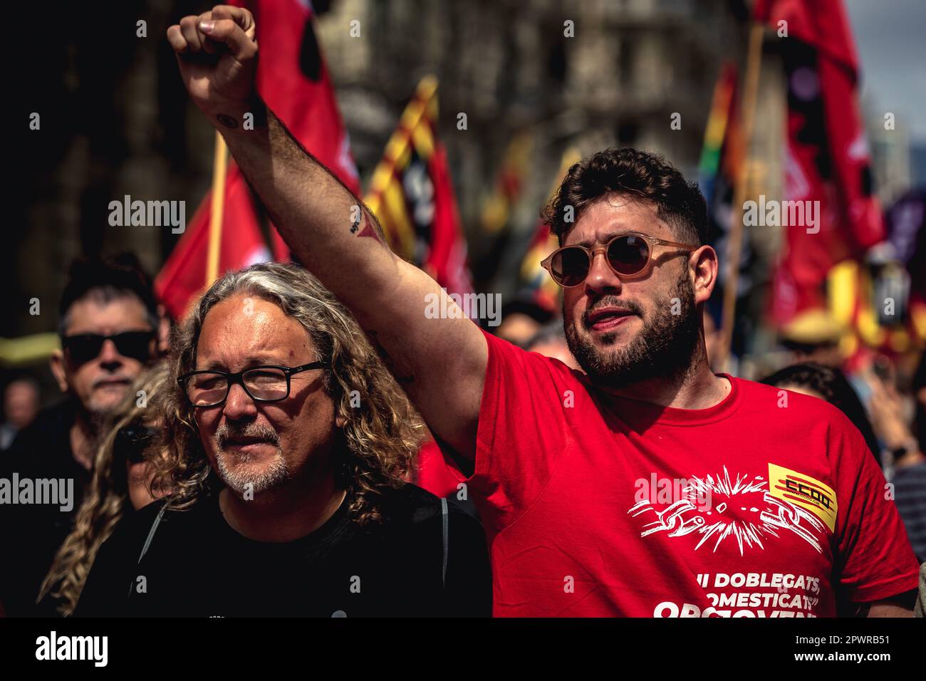 Barcellona, Spagna. 1st maggio, 2023. Un dimostratore grida slogan come durante una manifestazione organizzata dai maggiori sindacati CC.OO e UGT a Labor Day sotto il motto "non giocare con il cibo". Credit: Matthias Oesterle/Alamy Live News Foto Stock