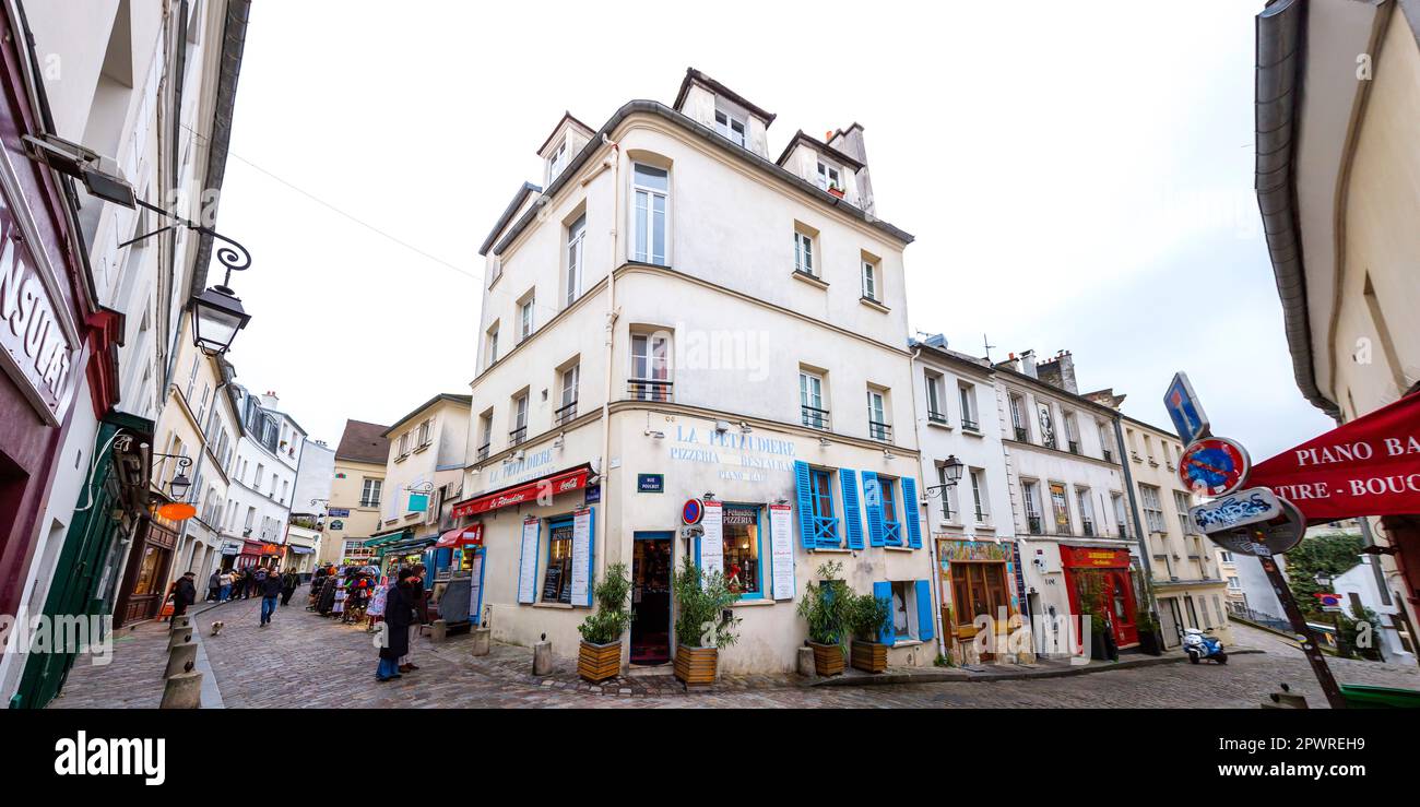 Parigi, Francia - 22 gennaio 2022: Vista sulla strada da Montmartre, uno dei quartieri più vivaci e popolari di Parigi, la capitale francese. Foto Stock