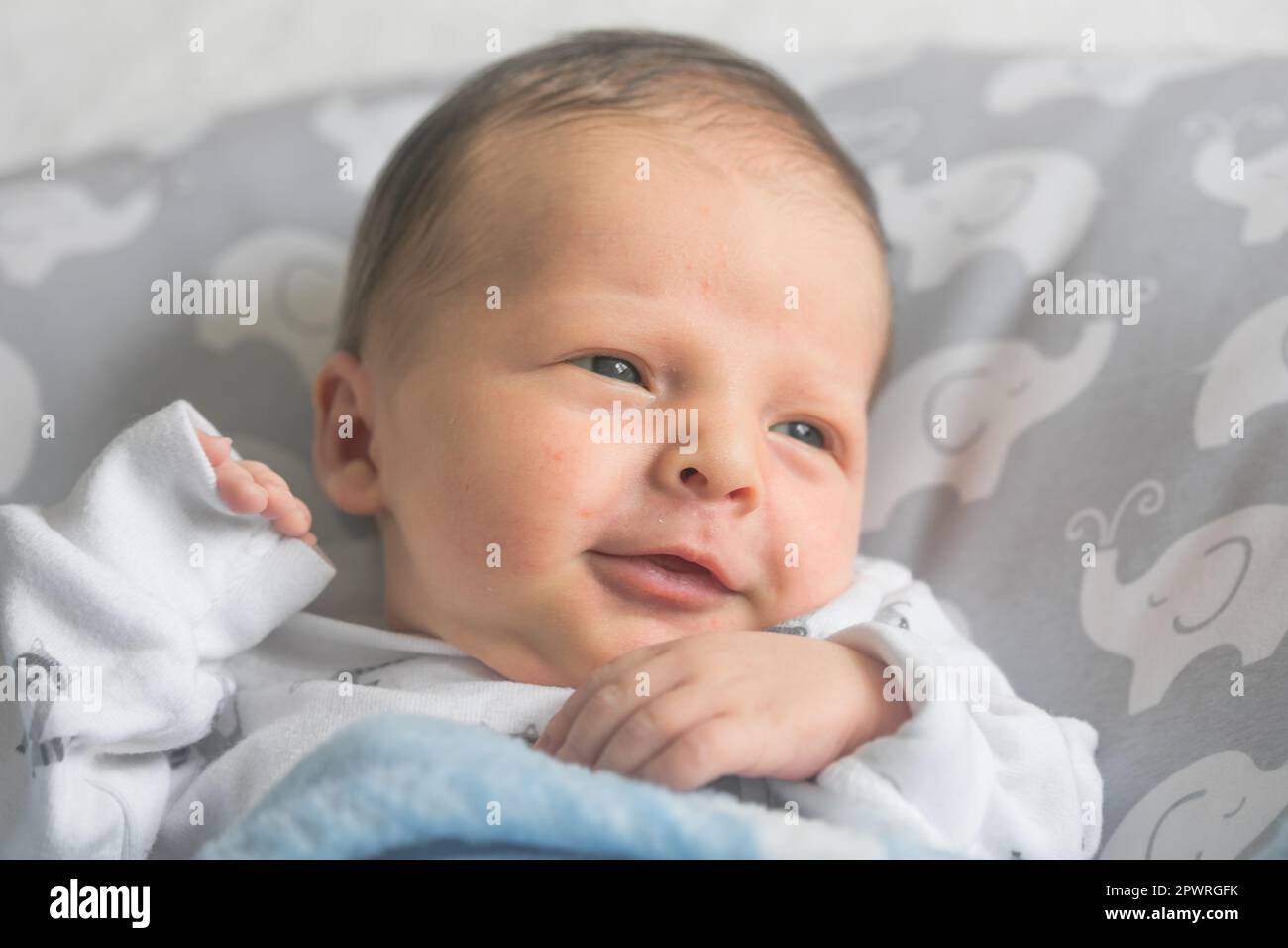 Neonato che dorme sorridendo. Cute Bambino infantile Foto Stock