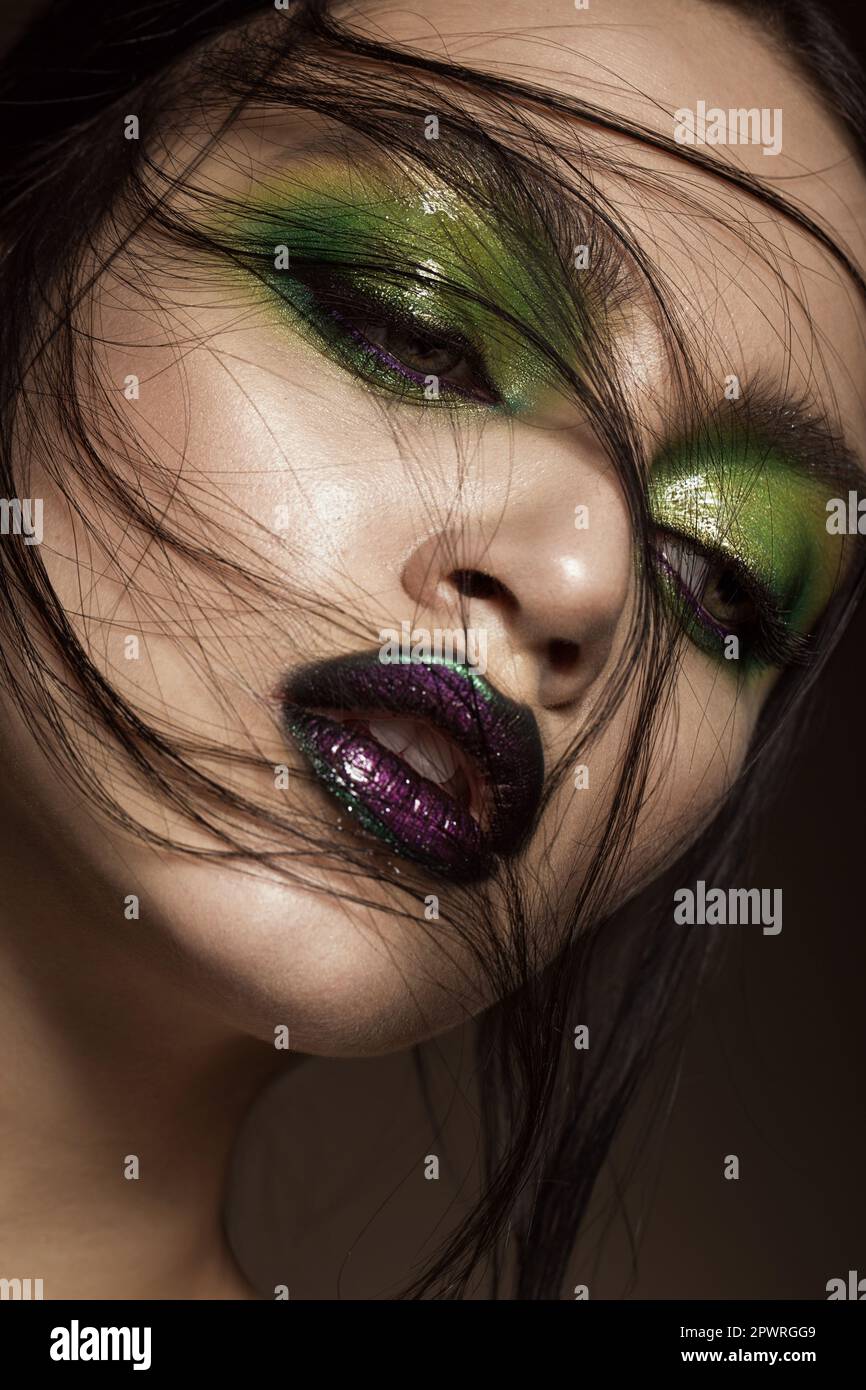 Bellissima ragazza con molla verde e per il trucco delle labbra del vampiro. Bellezza viso. Le foto in studio Foto Stock