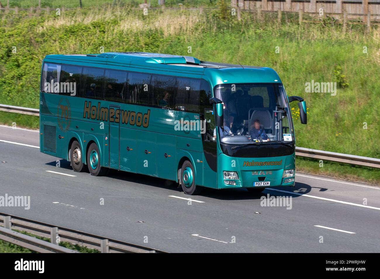 HOLMESWOOD MAN RR Series 1; 2017 pullman passeggeri verde, Diesel 12419 cc; viaggiando sull'autostrada M6, Regno Unito Foto Stock