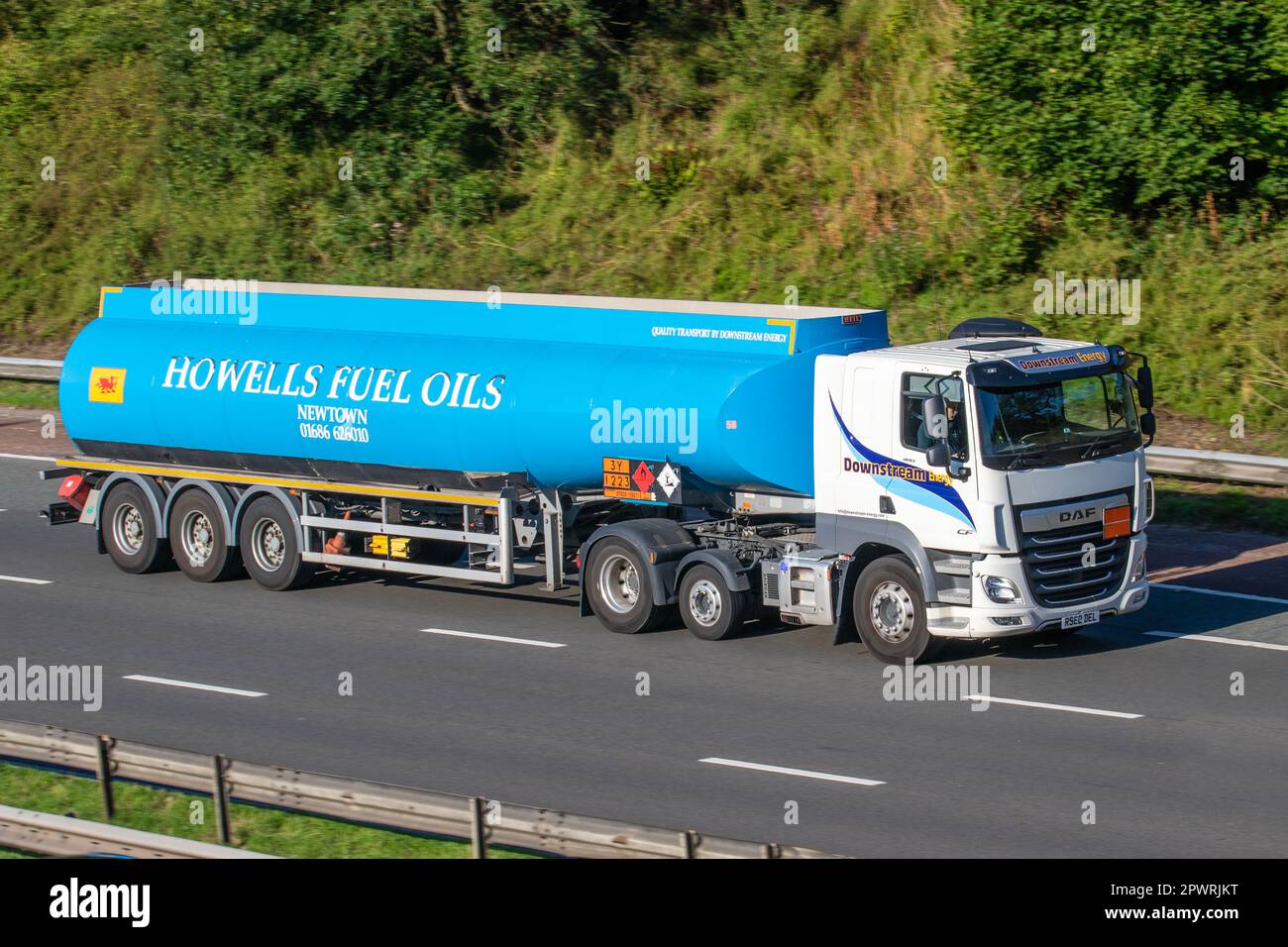 Autocisterna per carburante a valle, trasporto di petrolio alle stazioni di servizio DAF CF; in viaggio sull'autostrada M6, Regno Unito Foto Stock