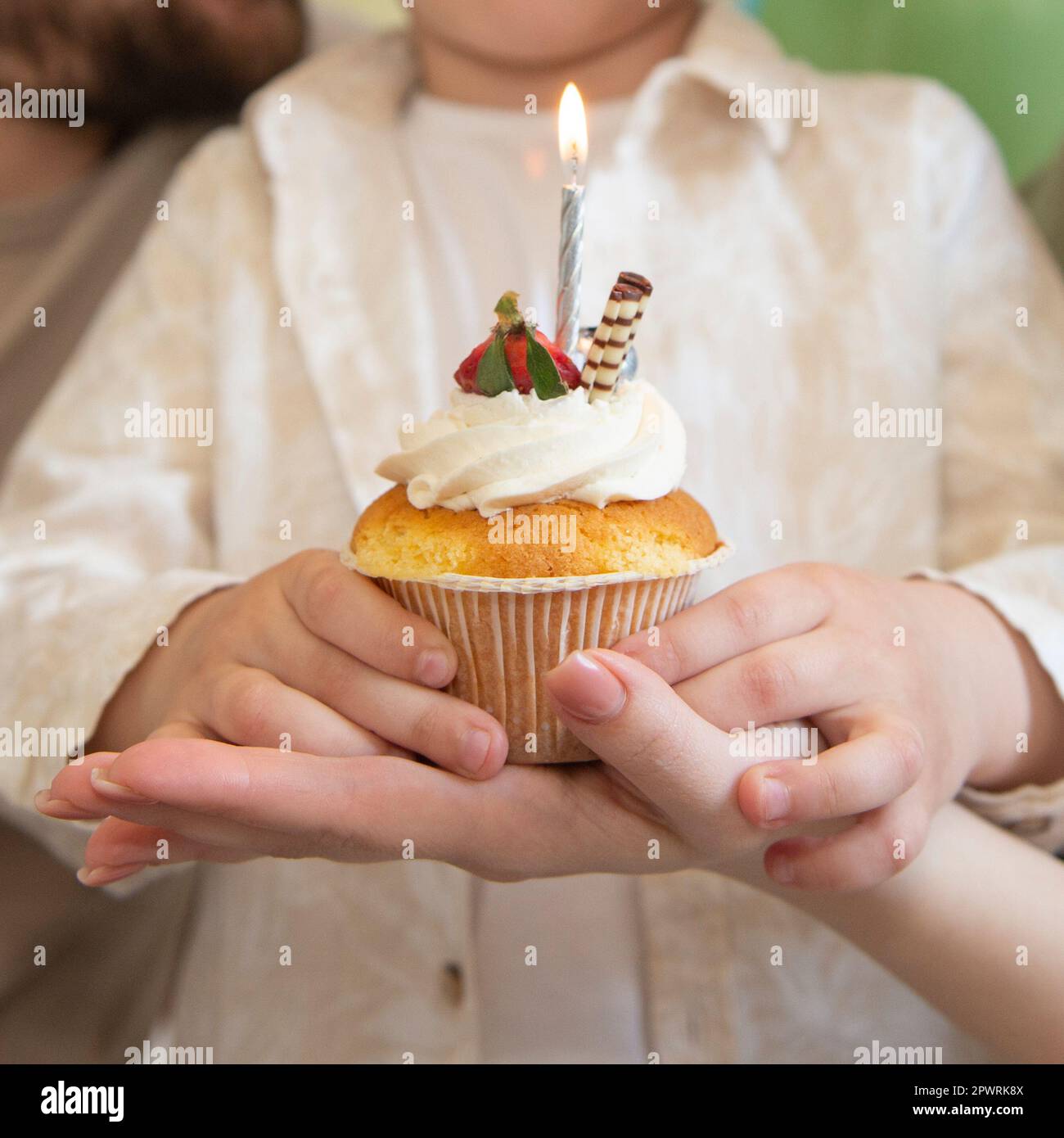 Muffin per compleanno con candela a fuoco selettivo a mano Foto stock -  Alamy