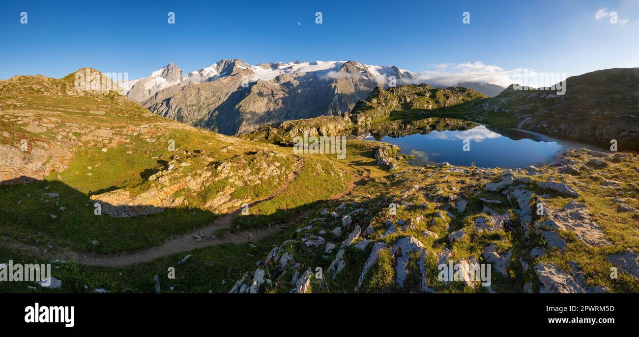 L'altopiano dell'Emparis e il lago Lerie con vista sul Parco Nazionale degli Ecrins e sulla cima della Meije nelle Alpi francesi. Haute-Alpes, Francia Foto Stock