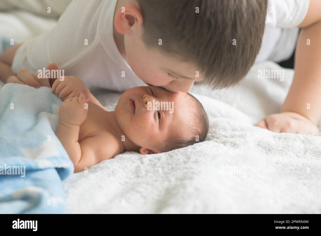Fratello maggiore con il fratello neonato. concetto di famiglia di amore  Foto stock - Alamy