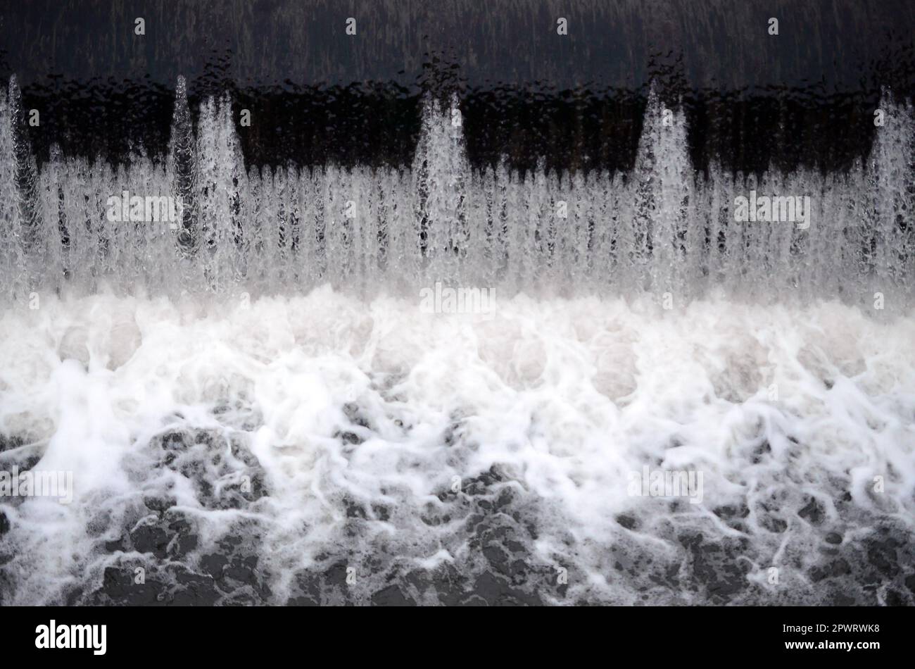 Un'immagine dell'acqua che scorre. La diga è progettata per regolare il livello di acqua nei fiumi entro la città e di fornire assistenza tecnica di acqua per uso industriale Foto Stock