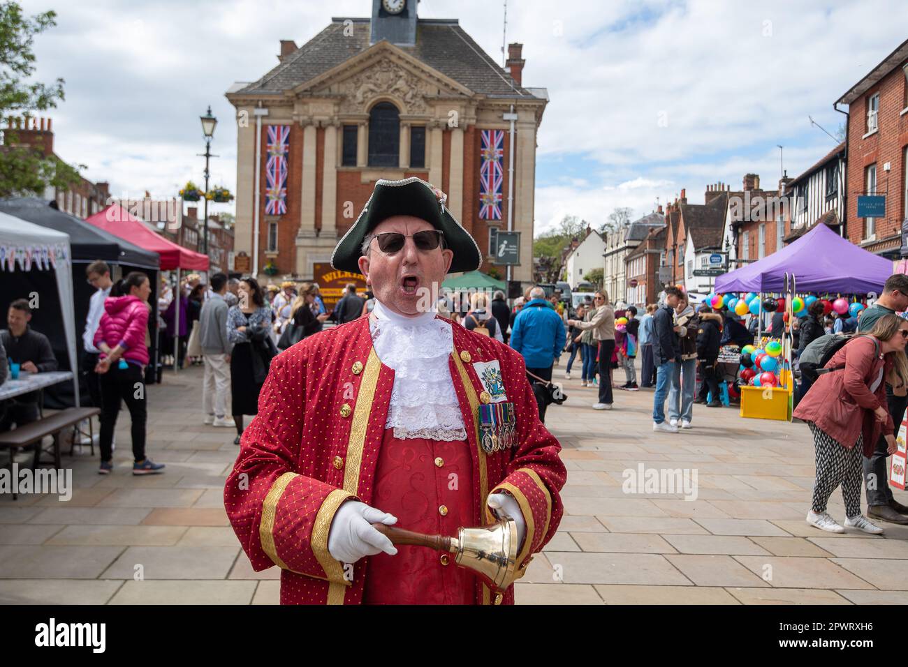 Henley-on-Thames, Oxfordshire, Regno Unito. 1st maggio, 2023. Henley Town Crier, maggiore (in pensione) David Wilson. Oggi è stata una giornata intensa a Henley-on-Thames, nell'Oxfordshire, mentre le famiglie e gli amici si sono divertiti al May Fayre. Credit: Maureen McLean/Alamy Live News Foto Stock